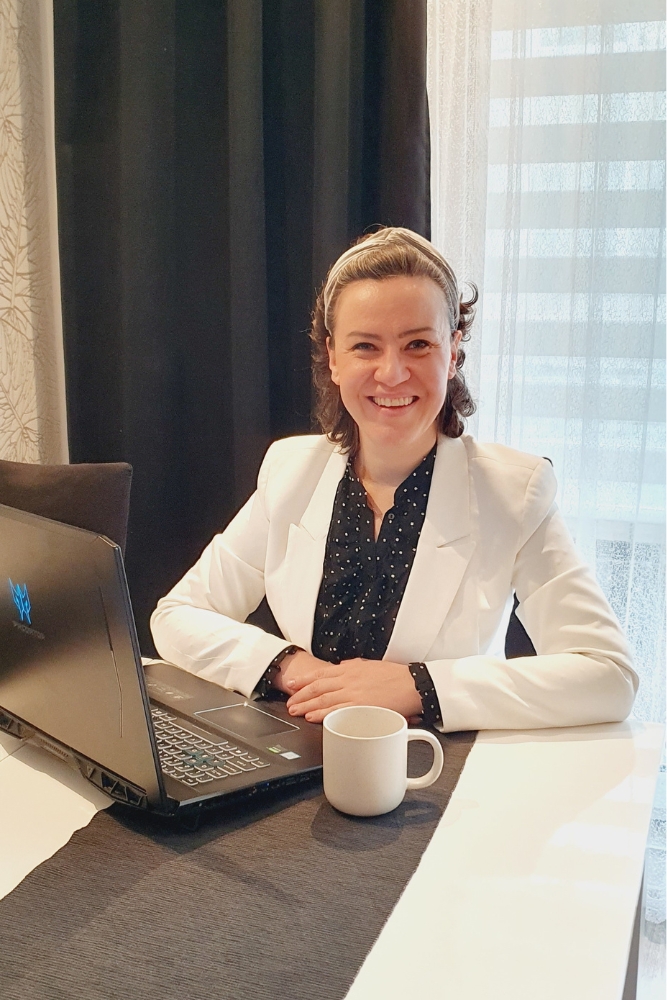 agnieszka siedząca przy laptopie (1)